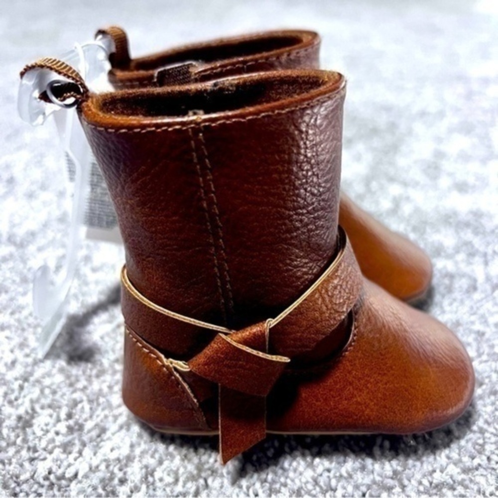 NWT Old Navy baby faux leather soft sole boots